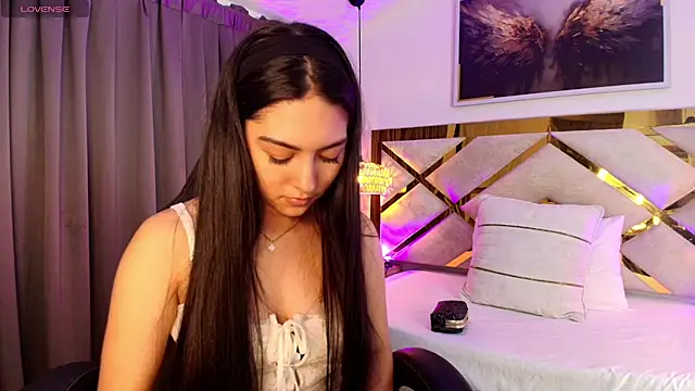 Snapshot of Emelie_Ch1 chatting on May 3, 9:03 am Emelie Ch1 online show from May 3, 9:03 am
