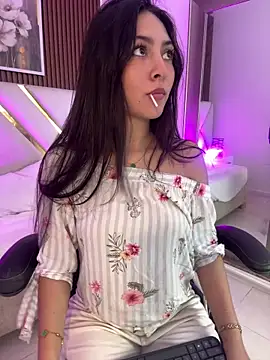 Snapshot of Emelie_Ch1 chatting on May 27, 11:17 am Emelie Ch1 online show from May 27, 11:17 am