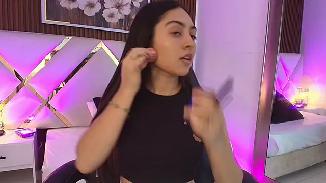Snapshot of Emelie_Ch1 chatting on May 14, 5:26 am Emelie Ch1 online show from May 14, 5:26 am