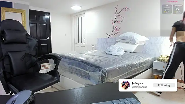 charolbruce 1 online show from March 13, 11:59 am