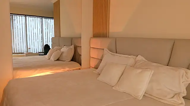 Zoe Benson online show from November 19, 1:33 pm