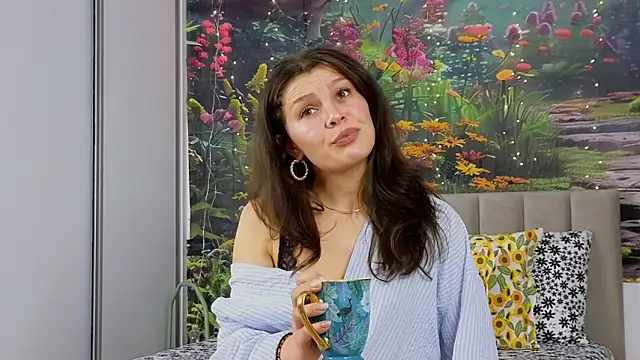 Snapshot of MadameDeFeu chatting on February 22, 7:34 am MadameDeFeu online show from February 22, 7:34 am