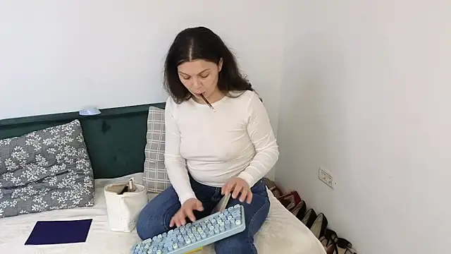 MadameDeFeu online show from March 12, 6:50 am