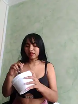 DakotaHoland online show from November 24, 6:30 pm