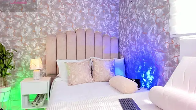 MiaTowson online show from September 19, 2:54 pm