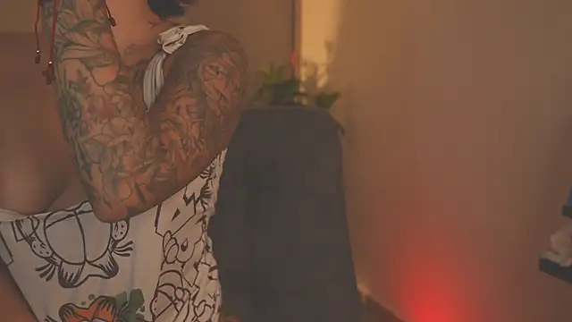 Snapshot of LorenRosse chatting on November 25, 12:22 am LorenRosse online show from November 25, 12:22 am