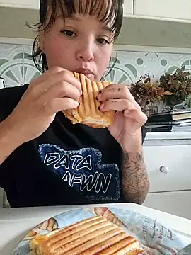 Snapshot of LorenRosse chatting on October 9, 4:24 am LorenRosse online show from October 9, 4:24 am