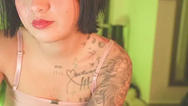 Snapshot of LorenRosse chatting on December 1, 11:27 pm LorenRosse online show from December 1, 11:27 pm