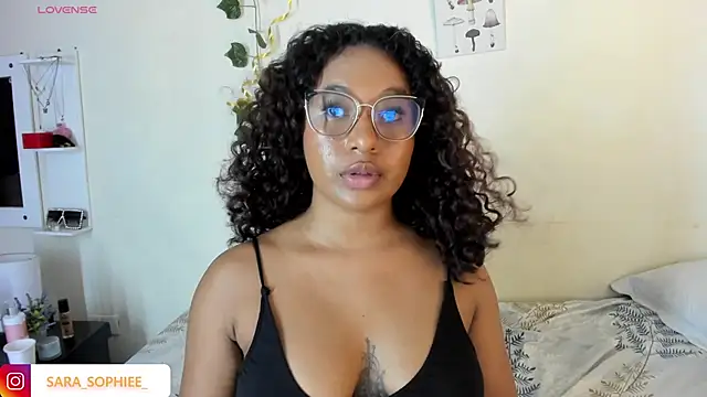 Snapshot of sara_sophieee chatting on December 5, 4:26 am sara sophieee online show from December 5, 4:26 am