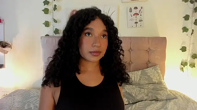 Snapshot of sara_sophieee chatting on March 21, 4:06 am sara sophieee online show from March 21, 4:06 am