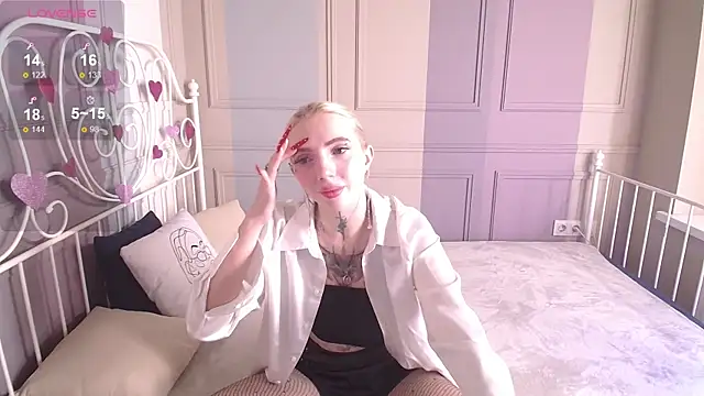 Snapshot of AnneTenet chatting on February 6, 10:25 am AnneTenet online show from February 6, 10:25 am