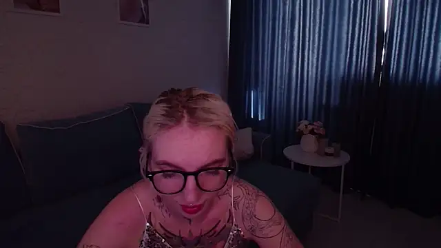 Snapshot of AnneTenet chatting on October 2, 7:12 am AnneTenet online show from October 2, 7:12 am