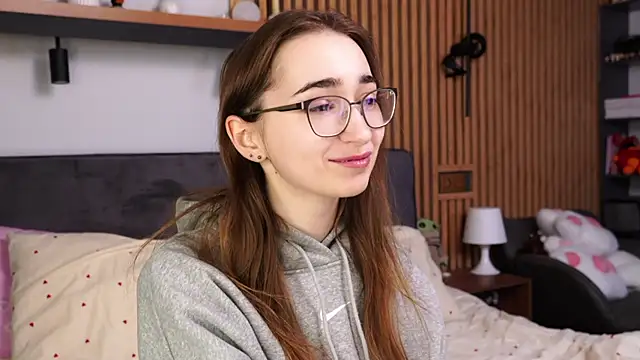 Snapshot of PollyBeev chatting on April 6, 12:06 pm PollyBeev online show from April 6, 12:06 pm