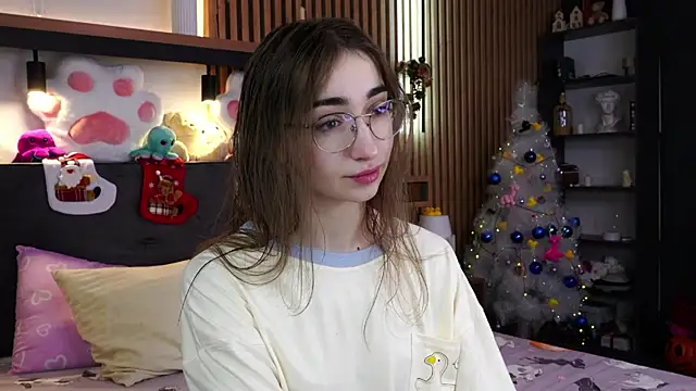 Snapshot of PollyBeev chatting on December 4, 8:35 am PollyBeev online show from December 4, 8:35 am