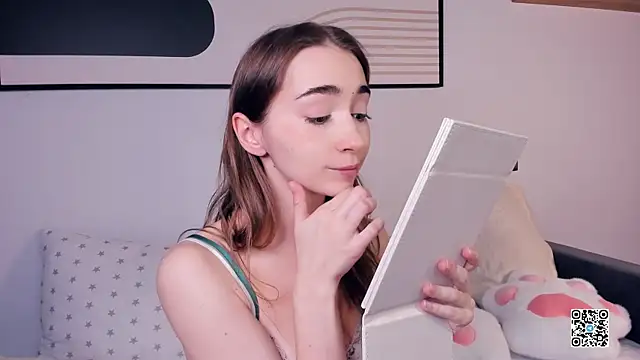 Snapshot of PollyBeev chatting on September 14, 7:20 am PollyBeev online show from September 14, 7:20 am