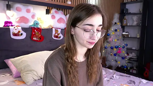 Snapshot of PollyBeev chatting on November 30, 8:04 am PollyBeev online show from November 30, 8:04 am