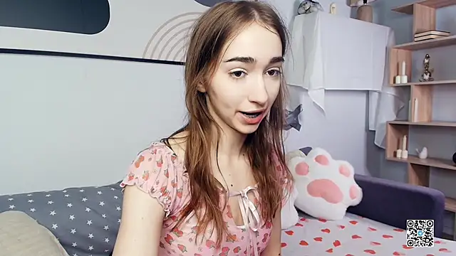 Snapshot of PollyBeev chatting on October 27, 7:42 am PollyBeev online show from October 27, 7:42 am