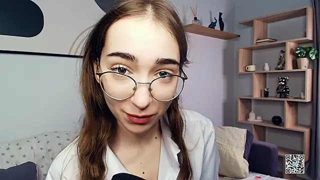 Snapshot of PollyBeev chatting on October 10, 7:20 am PollyBeev online show from October 10, 7:20 am