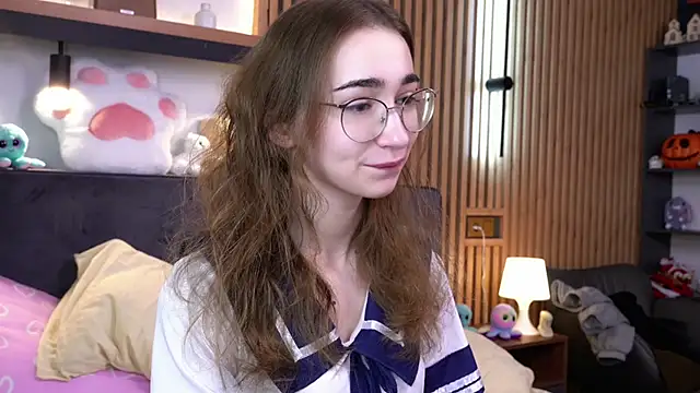 Snapshot of PollyBeev chatting on November 15, 7:12 am PollyBeev online show from November 15, 7:12 am