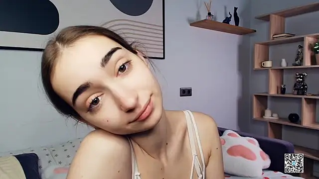 Snapshot of PollyBeev chatting on October 3, 7:43 am PollyBeev online show from October 3, 7:43 am