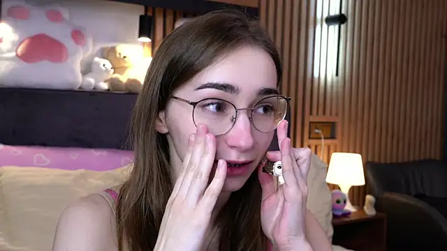 Snapshot of PollyBeev chatting on November 16, 7:24 am PollyBeev online show from November 16, 7:24 am