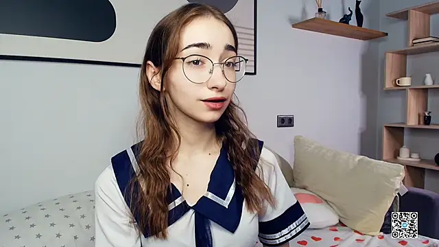 Snapshot of PollyBeev chatting on October 11, 6:47 am PollyBeev online show from October 11, 6:47 am