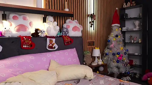 Snapshot of PollyBeev chatting on December 15, 12:33 pm PollyBeev online show from December 15, 12:33 pm