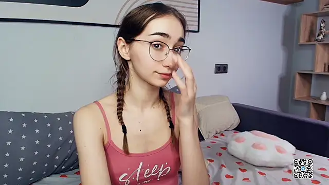 Snapshot of PollyBeev chatting on October 19, 7:38 pm PollyBeev online show from October 19, 7:38 pm