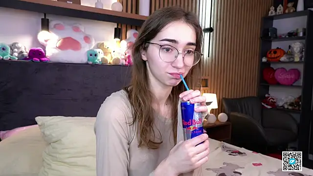 Snapshot of PollyBeev chatting on November 18, 7:33 am PollyBeev online show from November 18, 7:33 am