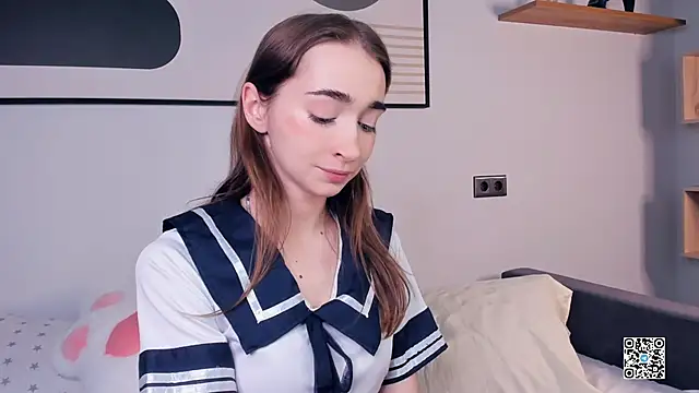 Snapshot of PollyBeev chatting on September 15, 7:42 am PollyBeev online show from September 15, 7:42 am