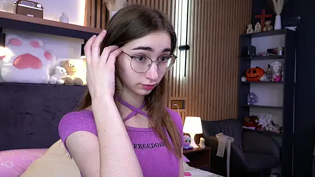 Snapshot of PollyBeev chatting on November 14, 7:23 am PollyBeev online show from November 14, 7:23 am