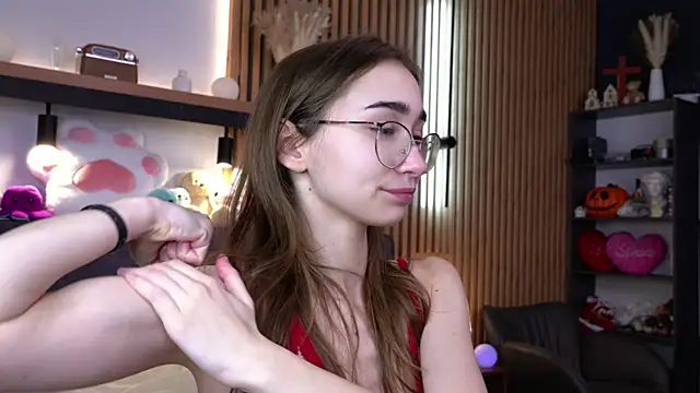 Snapshot of PollyBeev chatting on November 17, 9:57 am PollyBeev online show from November 17, 9:57 am