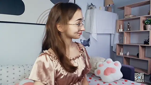 Snapshot of PollyBeev chatting on October 24, 7:29 am PollyBeev online show from October 24, 7:29 am