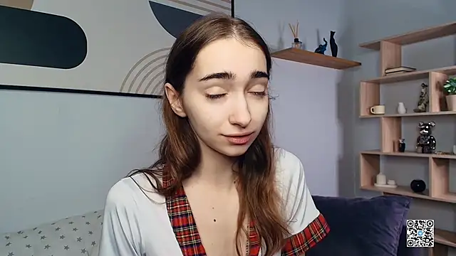 Snapshot of PollyBeev chatting on October 5, 7:32 am PollyBeev online show from October 5, 7:32 am