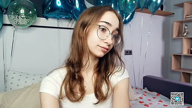 Snapshot of PollyBeev chatting on October 12, 7:10 am PollyBeev online show from October 12, 7:10 am