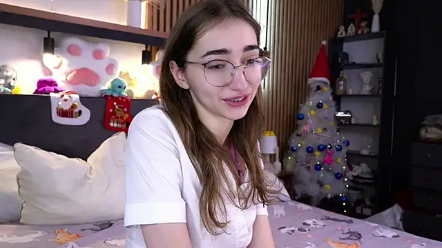 Snapshot of PollyBeev chatting on November 28, 7:19 am PollyBeev online show from November 28, 7:19 am