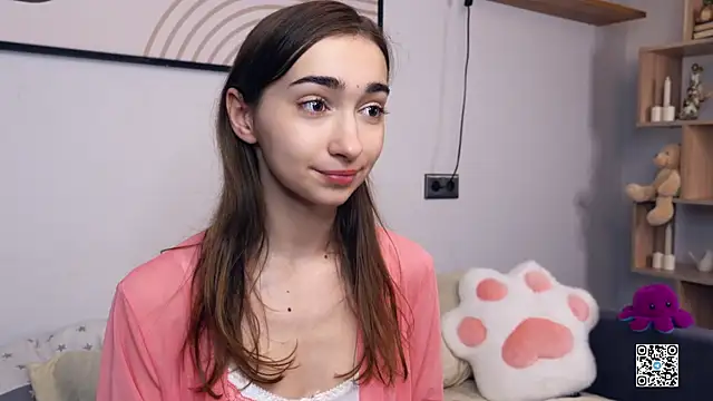 Snapshot of PollyBeev chatting on November 6, 7:45 am PollyBeev online show from November 6, 7:45 am