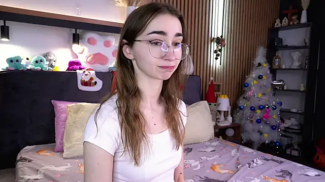 Snapshot of PollyBeev chatting on November 29, 7:19 am PollyBeev online show from November 29, 7:19 am