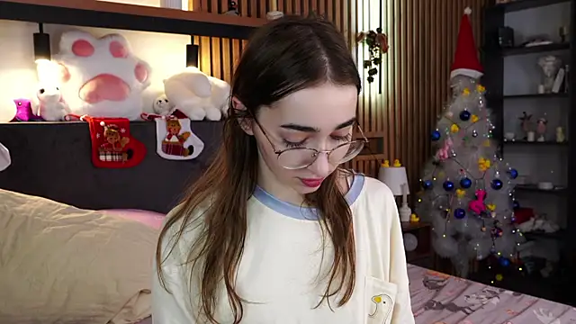 Snapshot of PollyBeev chatting on December 20, 9:01 am PollyBeev online show from December 20, 9:01 am