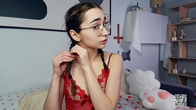 Snapshot of PollyBeev chatting on October 28, 7:29 am PollyBeev online show from October 28, 7:29 am