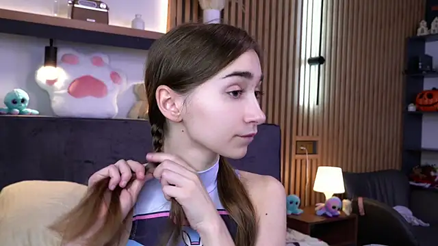 Snapshot of PollyBeev chatting on November 13, 7:34 am PollyBeev online show from November 13, 7:34 am