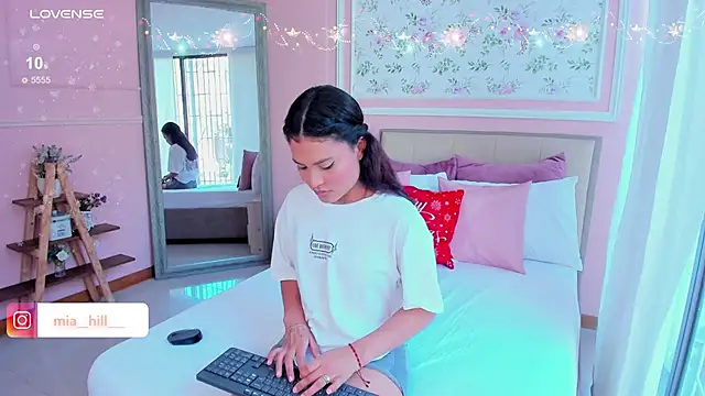 Snapshot of mia_hilll chatting on December 6, 5:49 pm mia hilll online show from December 6, 5:49 pm