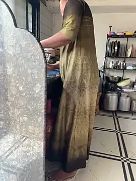 Snapshot of xyztopbeing chatting on December 24, 5:27 am xyztopbeing online show from December 24, 5:27 am