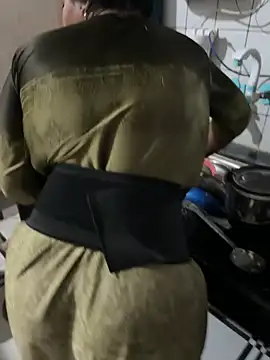 Snapshot of xyztopbeing chatting on January 3, 2:30 pm xyztopbeing online show from January 3, 2:30 pm