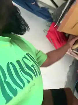 Snapshot of xyztopbeing chatting on February 6, 3:37 am xyztopbeing online show from February 6, 3:37 am