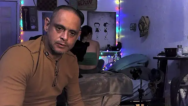 Snapshot of Buffshagswell chatting on April 9, 2:02 am Buffshagswell online show from April 9, 2:02 am