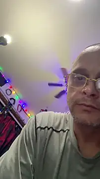 Snapshot of Buffshagswell chatting on May 20, 11:24 pm Buffshagswell online show from May 20, 11:24 pm