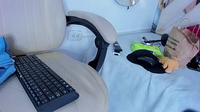 ninaht online show from October 18, 8:33 pm