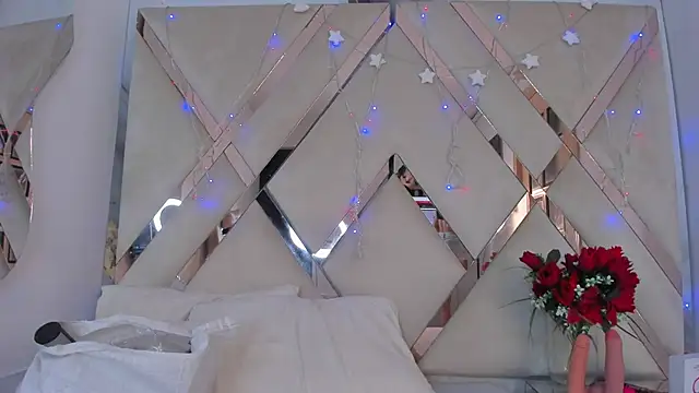 ninaht online show from December 14, 8:47 pm