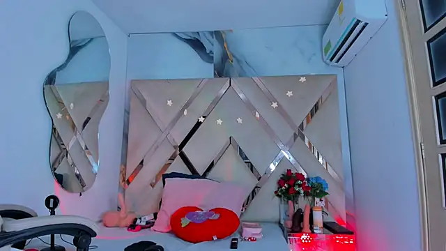 ninaht online show from September 9, 9:35 pm